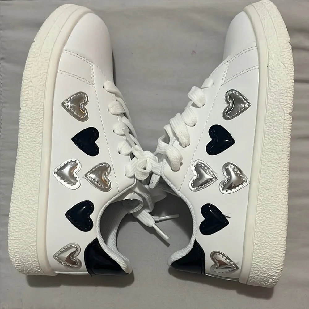 GIRLS SHEIN White and Black Heart Sneakers - Picture 1 of 4